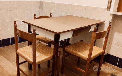 Tavolo di legno + 3 sedie