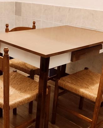 Tavolo di legno + 3 sedie
