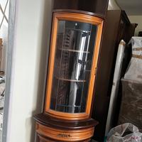 angolare in legno di noce e vetro