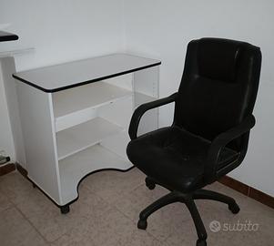 Tavolino porta computer e poltrona.