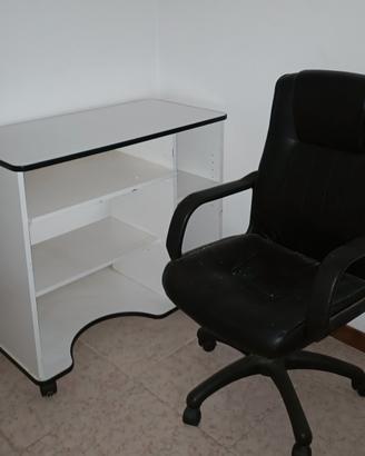 Tavolino porta computer e poltrona.