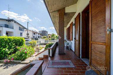 VILLA A SCHIERA A REGGIO NELL'EMILIA