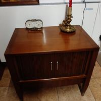 mobiletto con ante scorrevoli. 