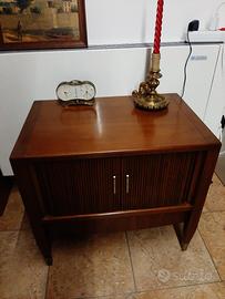 mobiletto con ante scorrevoli. 