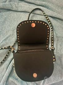 Borsa a tracolla nera con borchiette