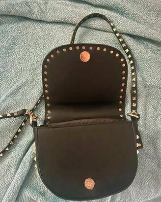 Borsa a tracolla nera con borchiette