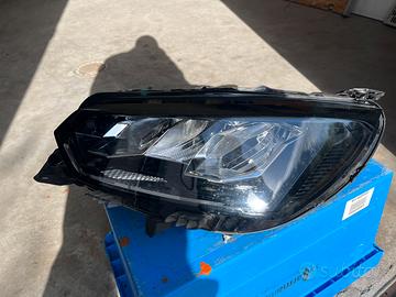 Peugeot 2008 faro sinistro