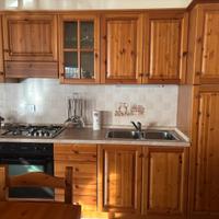 Cucina lineare in legno con elettrodomestici