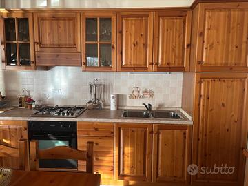 Cucina lineare in legno con elettrodomestici