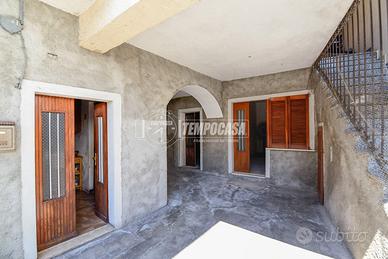 BILOCALE CON AREA ESTERNA E LOCALI CANTINA!!