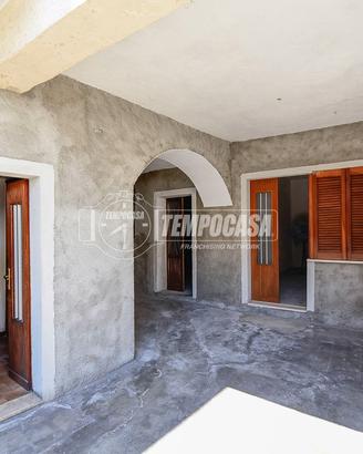 BILOCALE CON AREA ESTERNA E LOCALI CANTINA!!