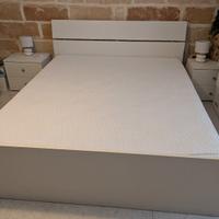 Letto matrimoniale e 2 comodini 