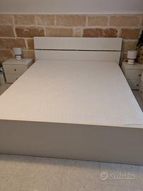 Letto matrimoniale e 2 comodini 