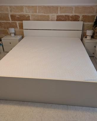 Letto matrimoniale e 2 comodini 