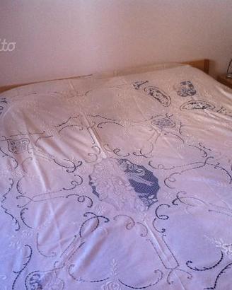 Copriletto, tovaglia, vestitino antichi ricamati a