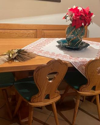 Tavolo in legno massello con panca e 4 sedie