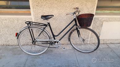 donna ragazza 26 con cestino pronta all'uso 