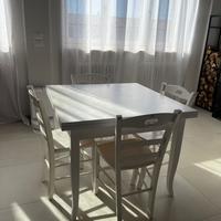 Tavolo e sedie in legno laccato
