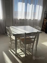 Tavolo e sedie in legno laccato