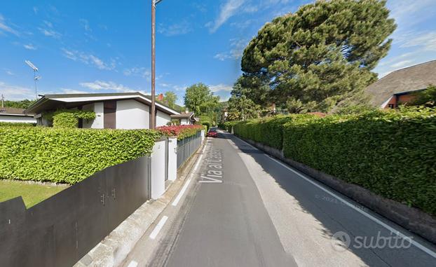 Stanza singola con balcone e posto auto