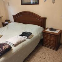 camera matrimoniale in legno scuro