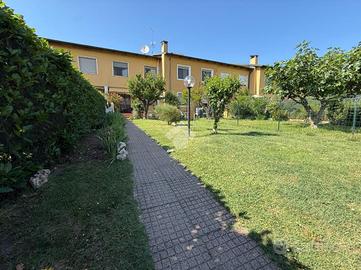 VILLA A SCHIERA A PAULLO
