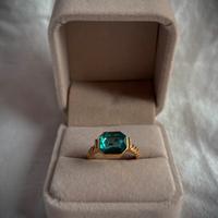 Anello dorato con pietra