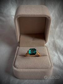 Anello dorato con pietra