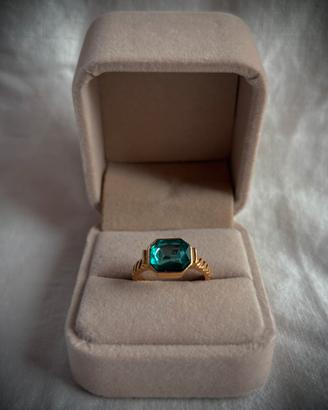 Anello dorato con pietra