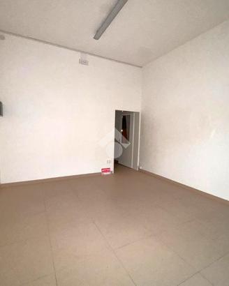 NEGOZIO A CASALSERUGO