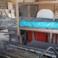Banchi da lavoro e tavolo in legno