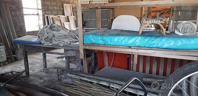 Banchi da lavoro e tavolo in legno