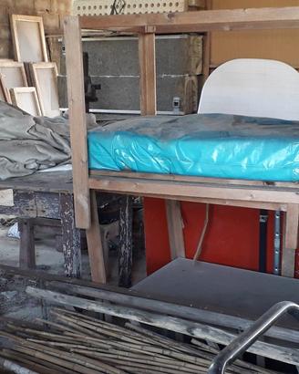 Banchi da lavoro e tavolo in legno