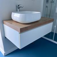 Mobile bagno con lavabo e rubinetto