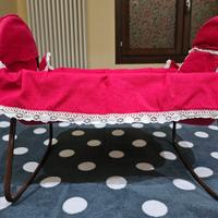 Culla per bambole in tessuto rosso con pizzo