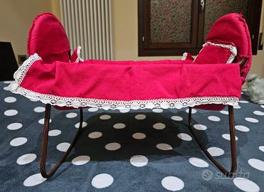 Culla per bambole in tessuto rosso con pizzo