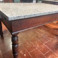 Tavolo in legno con piano in marmo