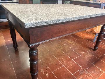 Tavolo in legno con piano in marmo