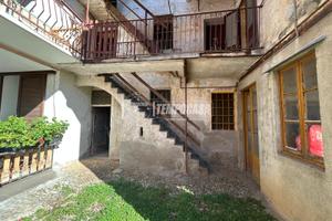 LOMAZZO: Ampia porzione di casa da ristrutturare