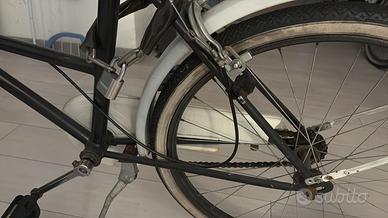 Bicicletta da città BLM Corse con cestino-comoda