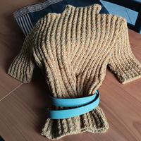 Maglione dolcevita, maniche al gomito.