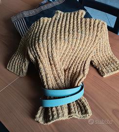 Maglione dolcevita, maniche al gomito.