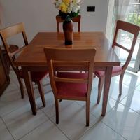 Parete attrezzata con tavolo e sedia