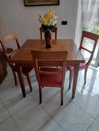 Parete attrezzata con tavolo e sedia