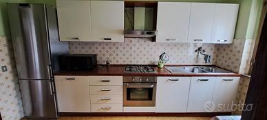 Cucina completa di frigorifero, forno e lavello