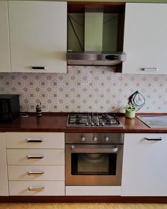Cucina completa di frigorifero, forno e lavello