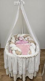 Culla in vimini con tessili fatti a mano