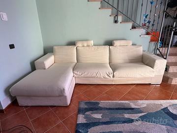 Divano con chaise lounge