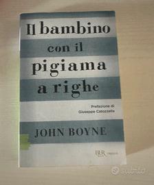 Il bambino con il pigiama a righe