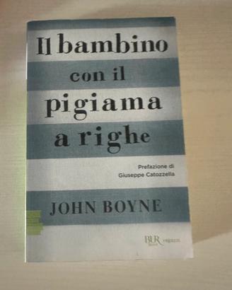 Il bambino con il pigiama a righe